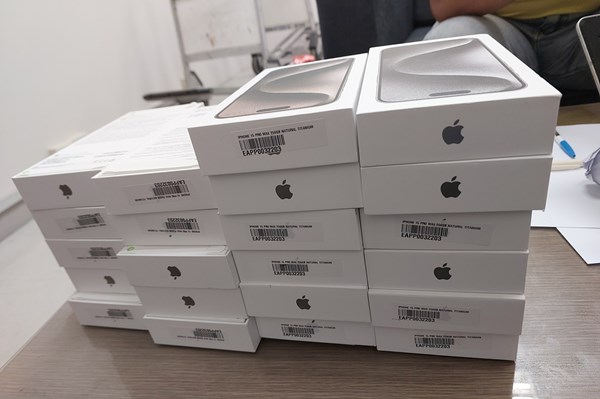 Bắt giữ 36 Iphone 15 Pro Max nhập lậu qua sân bay Tân Sơn Nhất