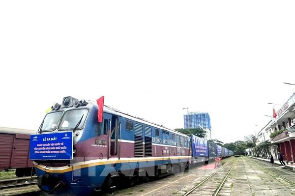 Ra mắt đoàn tàu liên vận quốc tế vận chuyển hàng hóa từ ga Sóng Thần đi Trung Quốc