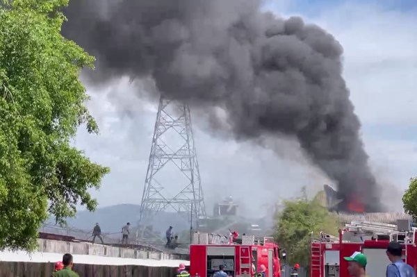 Kịp thời xử lý sự cố đường dây 220kV ảnh hưởng do cháy nhà kho 