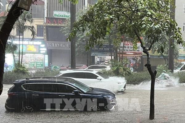 Nhiều tuyến phố Hà Nội lại ngập sâu do mưa lớn kéo dài
