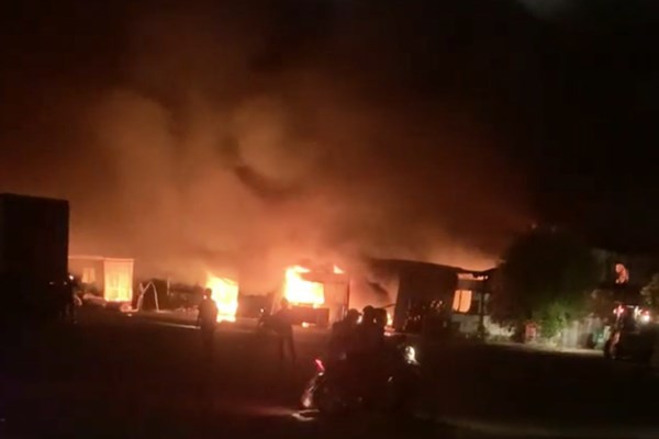 Điều tra nguyên nhân vụ cháy cửa hàng sửa xe máy lan sang xưởng gỗ