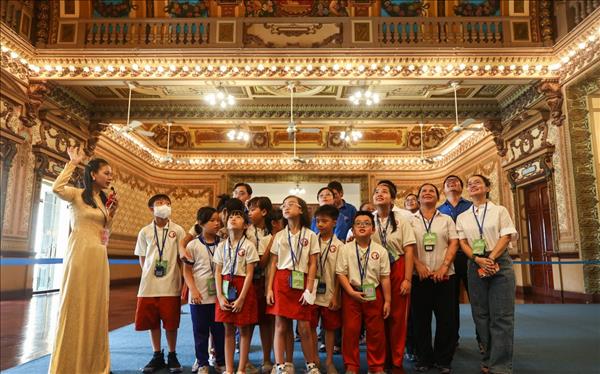 Giá vé và cách đăng ký tour tham quan toà nhà UBND TPHCM mới nhất 2023