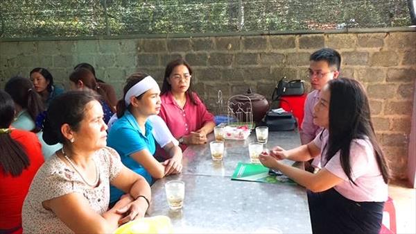 Tình người cán bộ áo hồng giữa mưa lũ