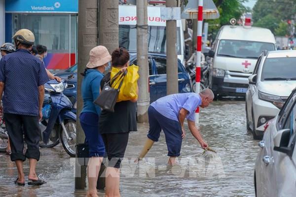 Triều cường đạt đỉnh, nhiều tuyến phố ở Cần Thơ biến thành "sông"