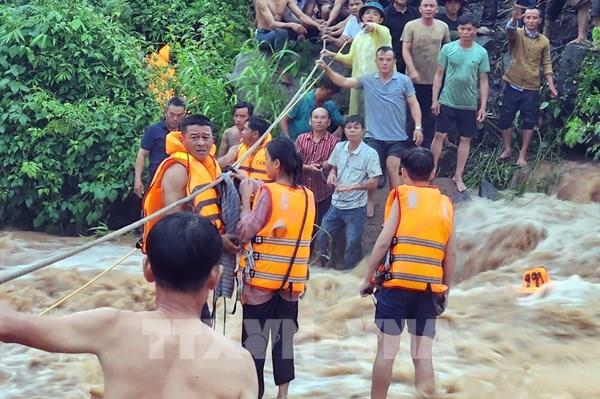 Giải cứu các cháu nhỏ mắc kẹt giữa dòng lũ tại Gia Lai