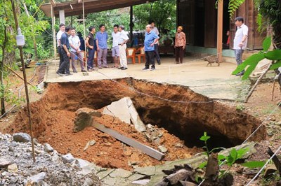 Xuất hiện hai hố sụt bất thường tại huyện Minh Hóa (Quảng Bình)