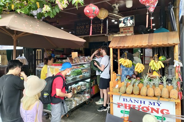 Quảng Nam: Đình chỉ hoạt động cửa hàng bánh mỳ Phượng 3 tháng, phạt 96 triệu đồng