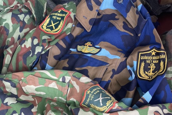 Xử phạt cơ sở tàng trữ quần áo quân tư trang trái phép