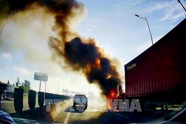 Xe container bốc cháy ngùn ngụt trên cao tốc Tp. Hồ Chí Minh - Long Thành - Dầu Giây