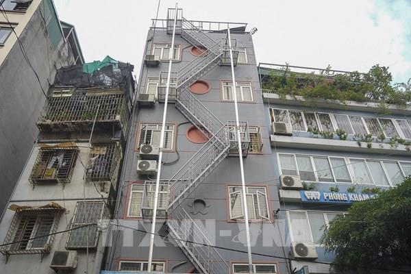 Nhiều “chung cư mini”, nhà cao tầng ở Hà Nội lắp đặt thang thoát hiểm ngoài trời