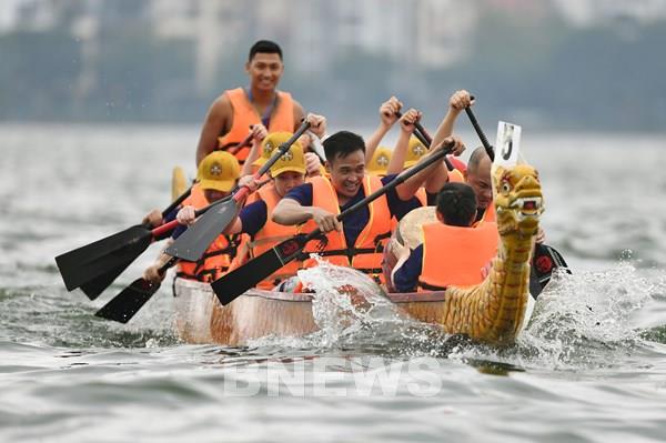 Hơn 1.500 người tham gia chạy bộ và đua thuyền ở Hồ Tây