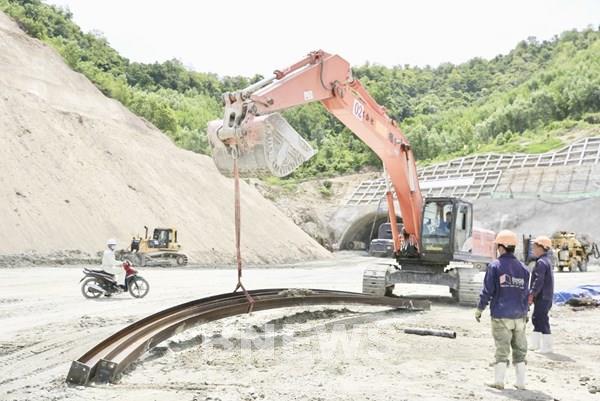 Cao tốc Quảng Ngãi - Hoài Nhơn "đua" tiến độ trên công trường