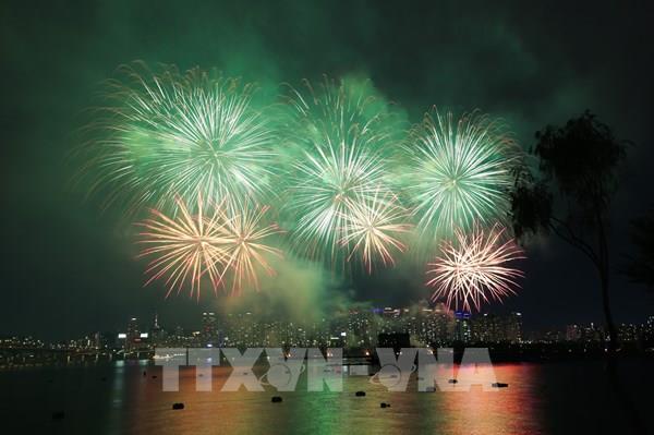 Ấn tượng màn trình diễn pháo hoa bằng thiết bị bay không người lái