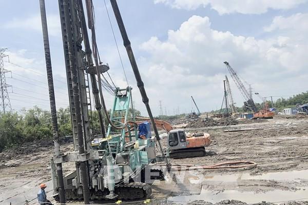 Công trường cao tốc Bến Lức - Long Thành sôi động trở lại