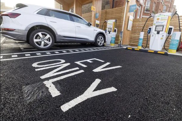 Đến năm 2035 ô tô sản xuất mới ở Anh đều là xe không phát thải