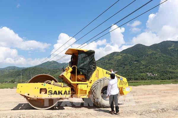 Thi công đoạn cao tốc Vân Phong - Nha Trang vướng đường điện cao thế