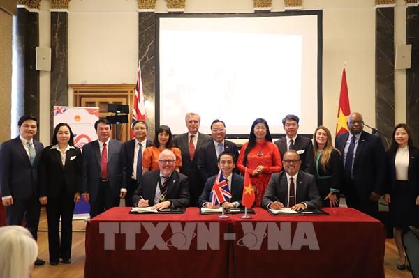 Các địa phương Việt Nam kết nối với vùng Tây Trung nước Anh