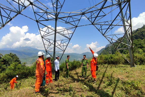 Lính truyền tải căng mình "gánh gồng" lưới điện vùng Tây Bắc