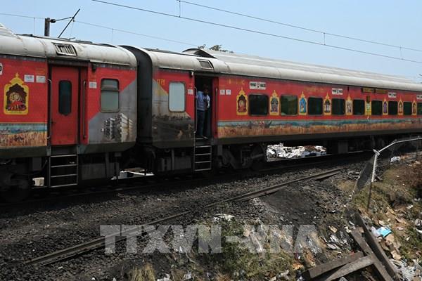 Tai nạn đường sắt tại Ấn Độ, hàng chục toa tàu trật đường ray