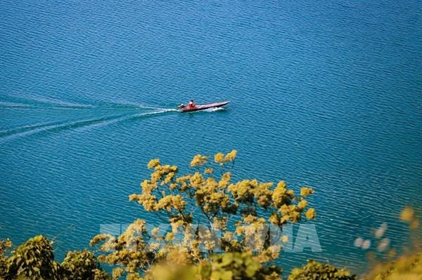  Vẻ đẹp bình yên của hồ Hòa Bình