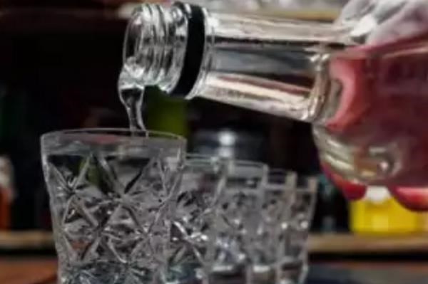 Hai trường hợp tử vong sau uống rượu triền miên suốt 2 ngày