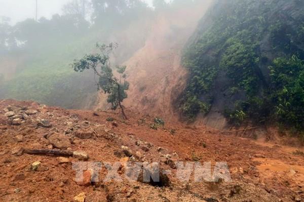 Đường Hồ Chí Minh đoạn qua huyện A Lưới, Thừa Thiên - Huế bị sạt lở nghiêm trọng