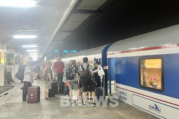 Một số chuyến tàu hoạt động trở lại sau bão số 3