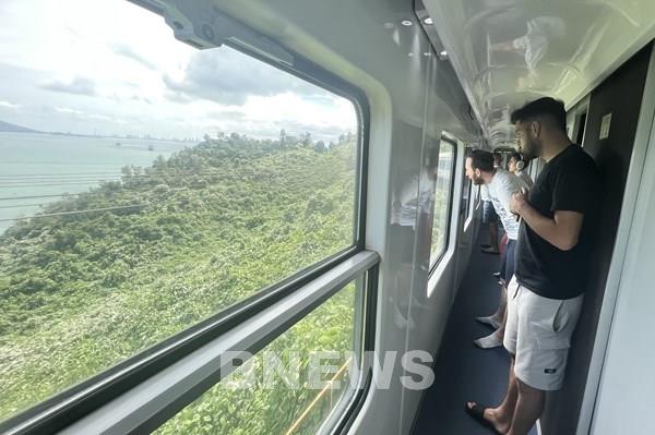 Lần đầu trải nghiệm đoàn tàu chất lượng cao Hà Nội - Đà Nẵng