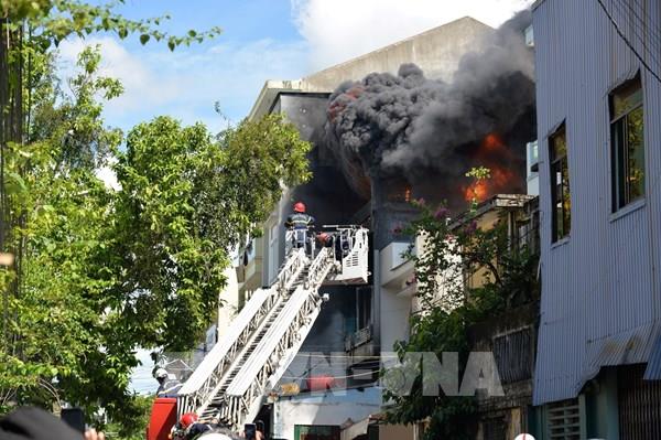 Cháy lớn tại cửa hàng kinh doanh nhựa giữa thành phố Quảng Ngãi