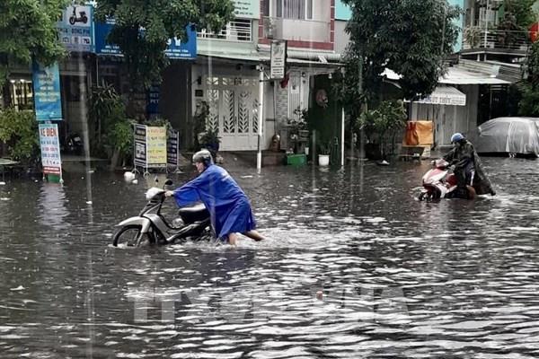 Nhiều tuyến đường tại TP. HCM ngập sâu sau cơn mưa chiều