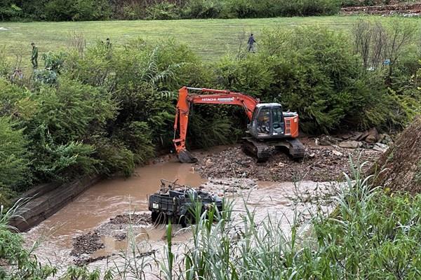 Lũ quét bất ngờ cuốn trôi xe jeep chở khách trong khu du lịch tại Lâm Đồng