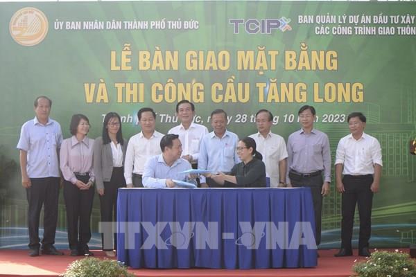 Thi công cầu Tăng Long trở lại sau 4 năm vướng mặt bằng