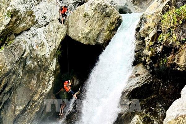 Giải cứu người nước ngoài bị mắc kẹt trên thác nước