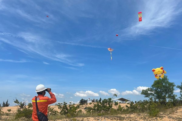 Đảm bảo an toàn lưới điện truyền tải trong lễ hội diều tại Bình Thuận