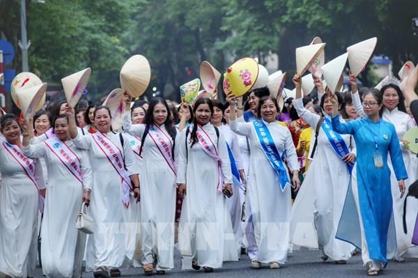 Hơn 600 phụ nữ đồng diễn ở Lễ hội Áo dài Du lịch Hà Nội 2023