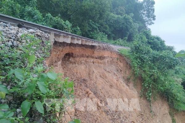 Đường sắt Bắc-Nam bị chia cắt do nhiều điểm sạt lở tại Hà Tĩnh