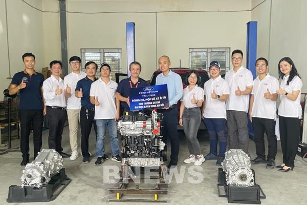 Ford Việt Nam trao tặng nhiều động cơ, hộp số cho 6 trường đại học và cao đẳng