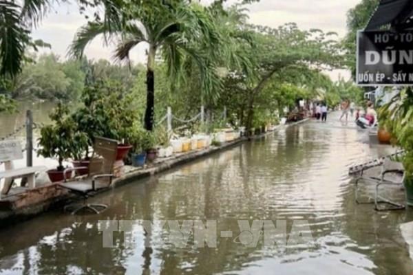 Triều cường đạt đỉnh, nhiều tuyến đường TP. HCM ngập nặng