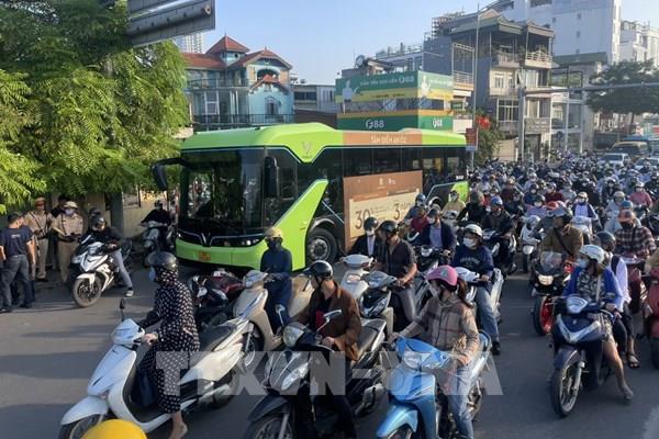 Tai nạn liên hoàn tại đường dẫn lên cầu Chương Dương khiến giao thông ùn tắc