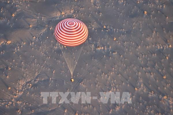 Cận cảnh tàu Thần Châu -16 trở về Trái Đất