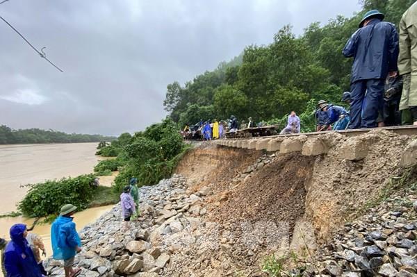 Thông tuyến đường sắt Bắc - Nam qua Hà Tĩnh sau nhiều giờ gián đoạn do ảnh hưởng mưa lớn