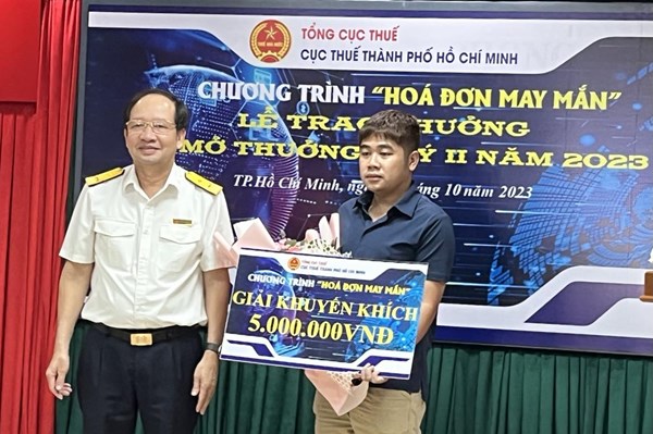 Nhiều người bất ngờ khi nhận thưởng “Hóa đơn may mắn” của ngành thuế