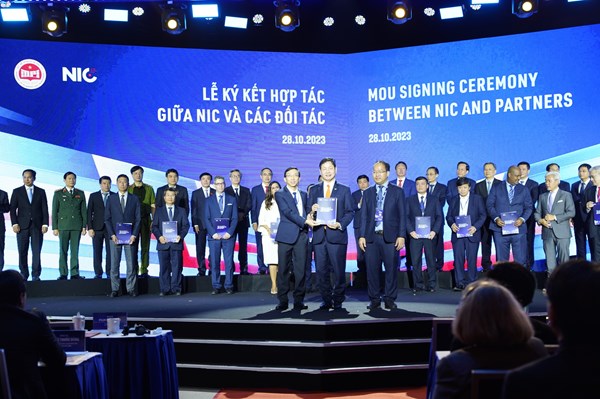 FPT hợp tác NIC và Tổ chức chuyên gia công nghệ Mỹ thành lập Trung tâm đào tạo bán dẫn