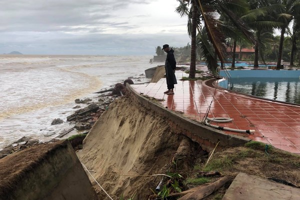 Bờ biển Hội An tiếp tục bị sạt lở nặng