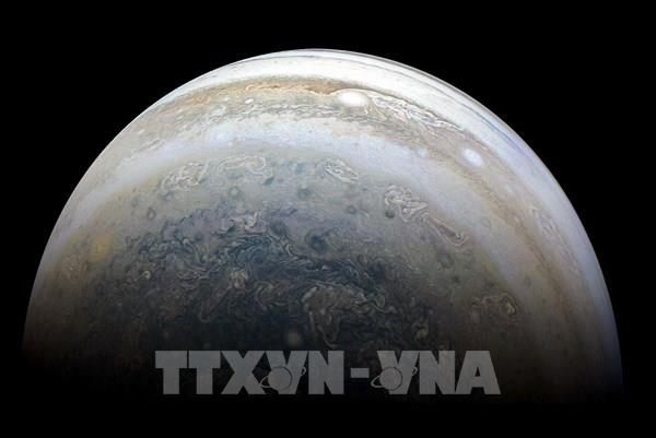 Tàu vũ trụ của NASA phát hiện muối và chất hữu cơ trên bề mặt mặt trăng của Sao Mộc