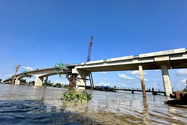 Cầu Châu Đốc bắc qua sông Hậu vượt tiến độ 30%
