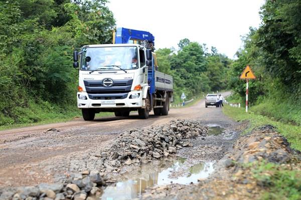 Nhiều “ổ voi”, “ổ gà” trên Quốc lộ 14C qua tỉnh Đắk Nông
