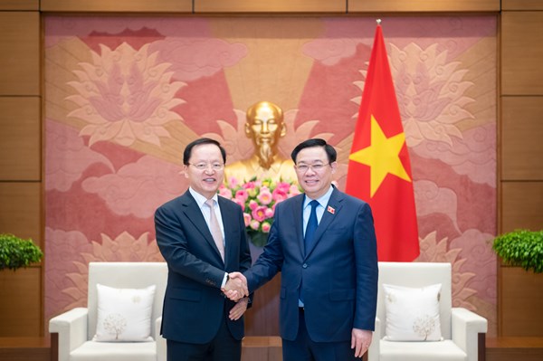 Chủ tịch Quốc hội Vương Đình Huệ tiếp Tổng Giám đốc phụ trách tài chính Tập đoàn Samsung