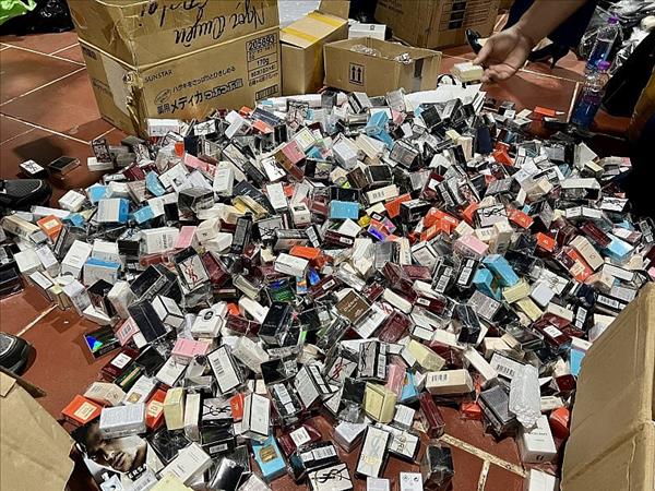 Triệt phá cơ sở livetream hàng hóa giả mạo nhãn hiệu chốt hàng nghìn đơn mỗi ngày