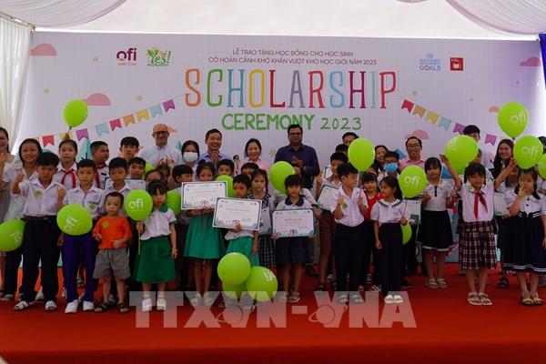 Hỗ trợ nhà ở cho người khó khăn; tặng học bổng cho con em lao động nghèo​